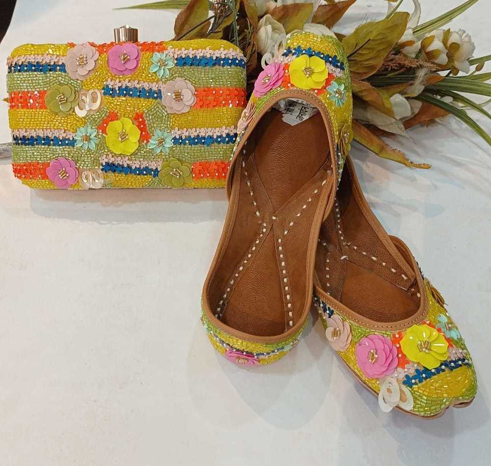 No Fade Ladies Multi Color Punjabi Jutti With Maching Cluctch