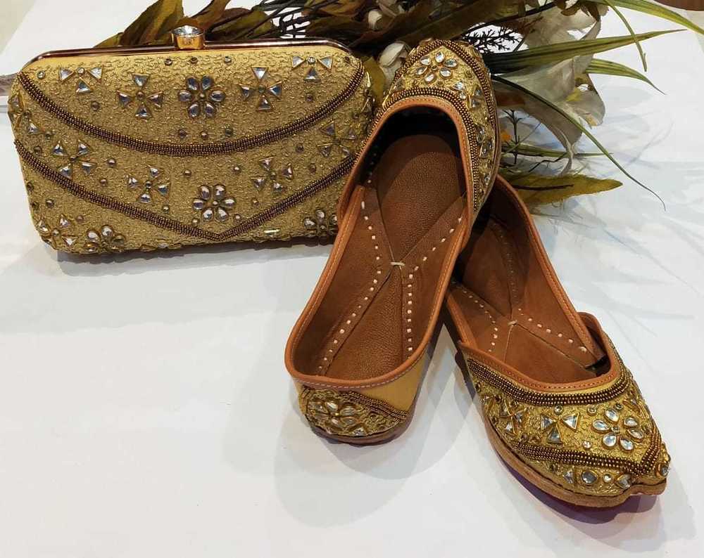 No Fade Ladies Golden Color Punjabi Jutti With Maching Clutch at ...