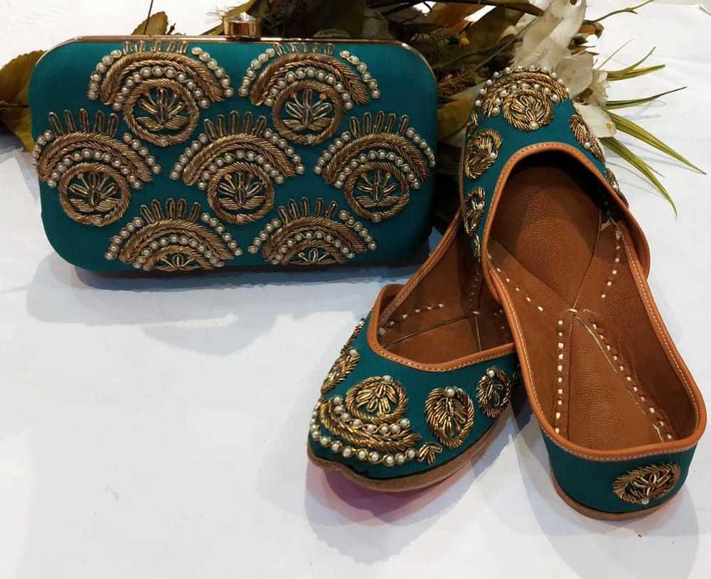 Gary Women Punjabi Jutti With Handwork With Maching Clutch