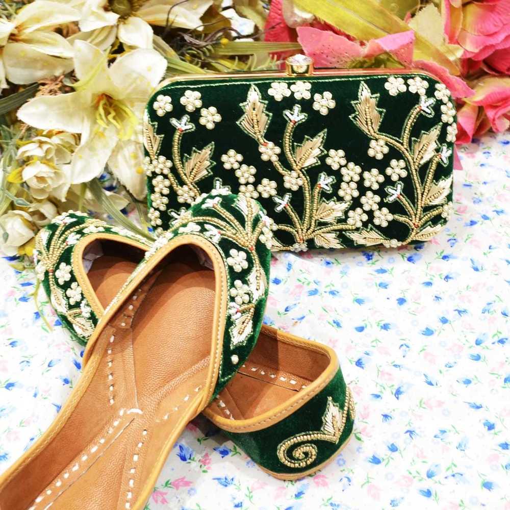 No Fade Ladies Green Colour Punjabi Jutti With Handwork With Matching Clutch.