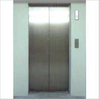 Porta central do elevador da abertura