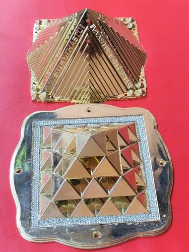 Plastic Tathastu Pyramid Gold