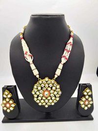 Kundant Pendant Pearl Necklace Set