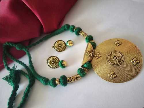 Round Pendant Threaded Necklace Set