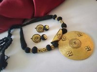 Round Pendant Threaded Necklace Set