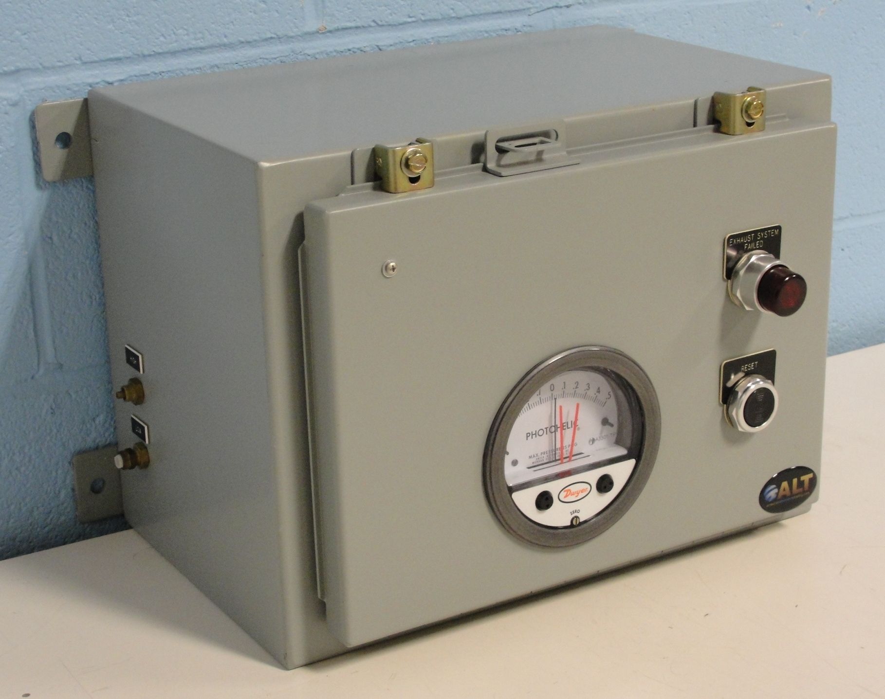 Dwyer A3000-1.5KPA Photohelic Pressure Switch Gauge Range  0-1.5 kPa
