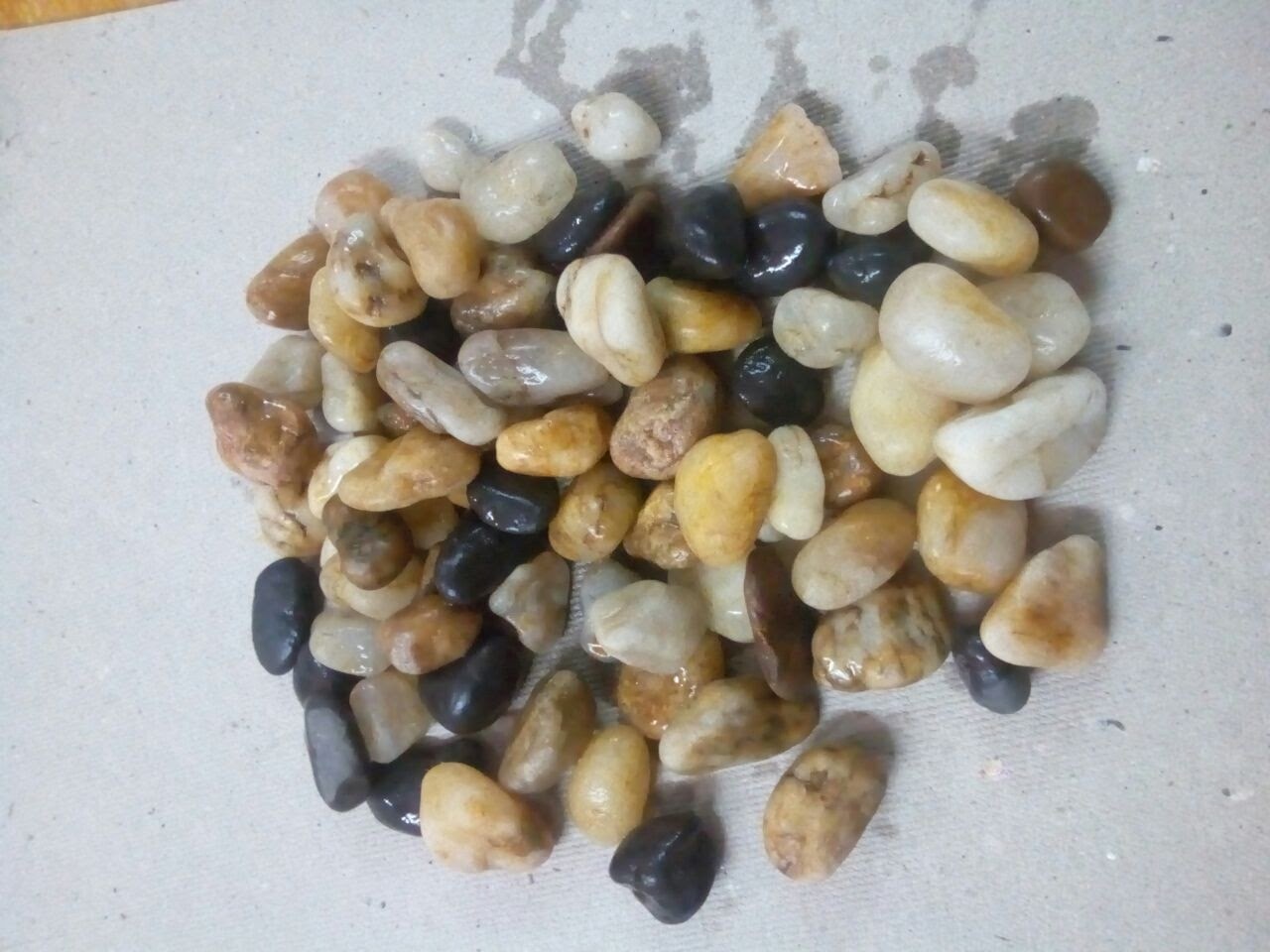 River stone Mix Natural Black and off White Machine Polished Pebbles and mix colorGravels