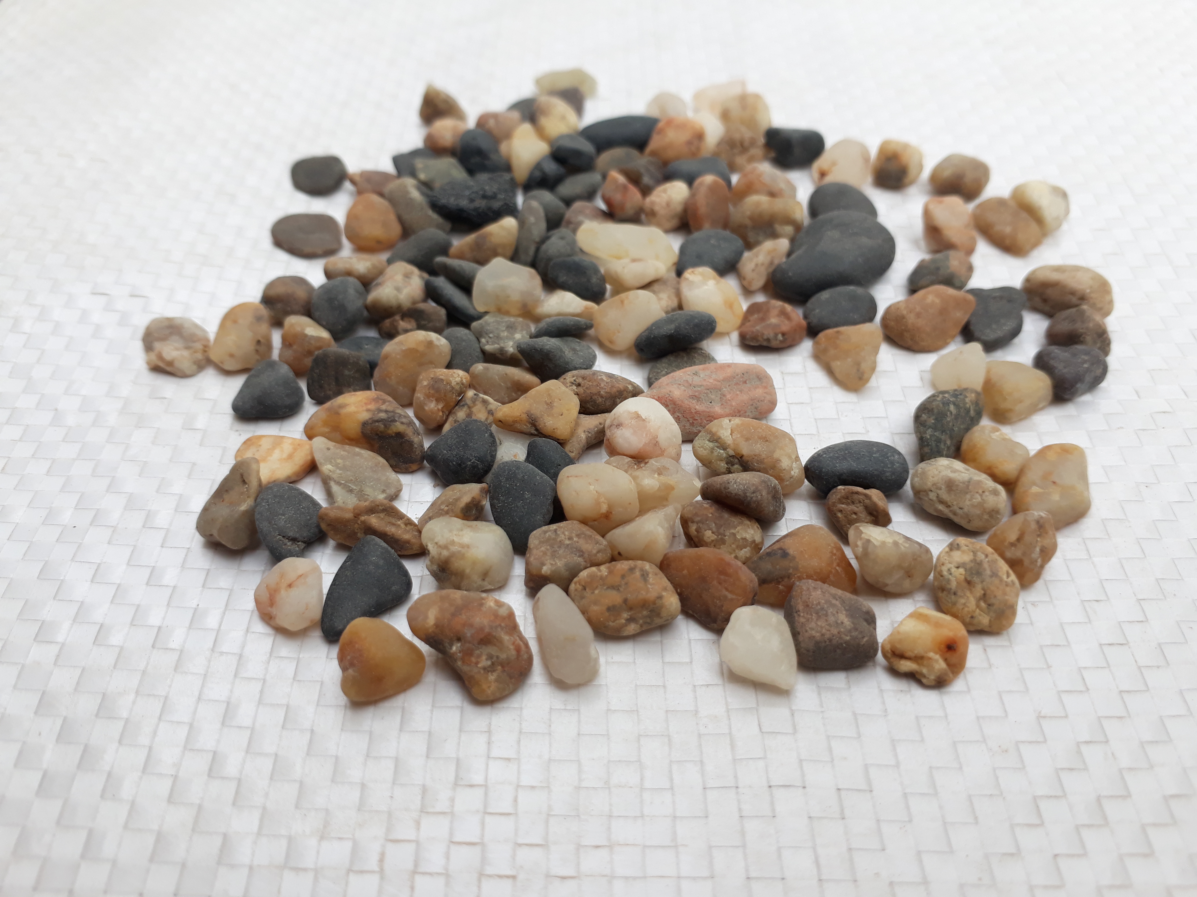 River stone Mix Natural Black and off White Machine Polished Pebbles and mix colorGravels