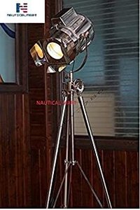 स्टील, एल्यूमीनियम और लकड़ी से बना पूर्ण ऊँचाई: 39 इंच लकड़ी का ट्राइपॉड स्टैंड, घरेलू और कार्यालय सजावट, निर्मित और बेचा गया द्वारा Nauticalmart