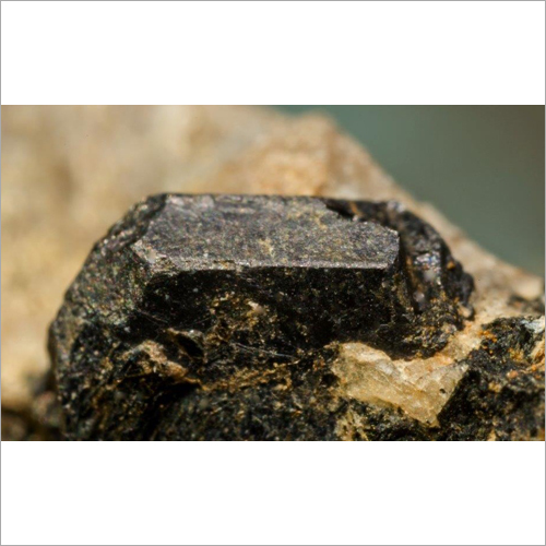 Ilmenite Titanium Dioxide - Black Crystal Porosity FeTiO3 | Neutral Refractory Type Superior Quality for Advanced Titanium Alloys