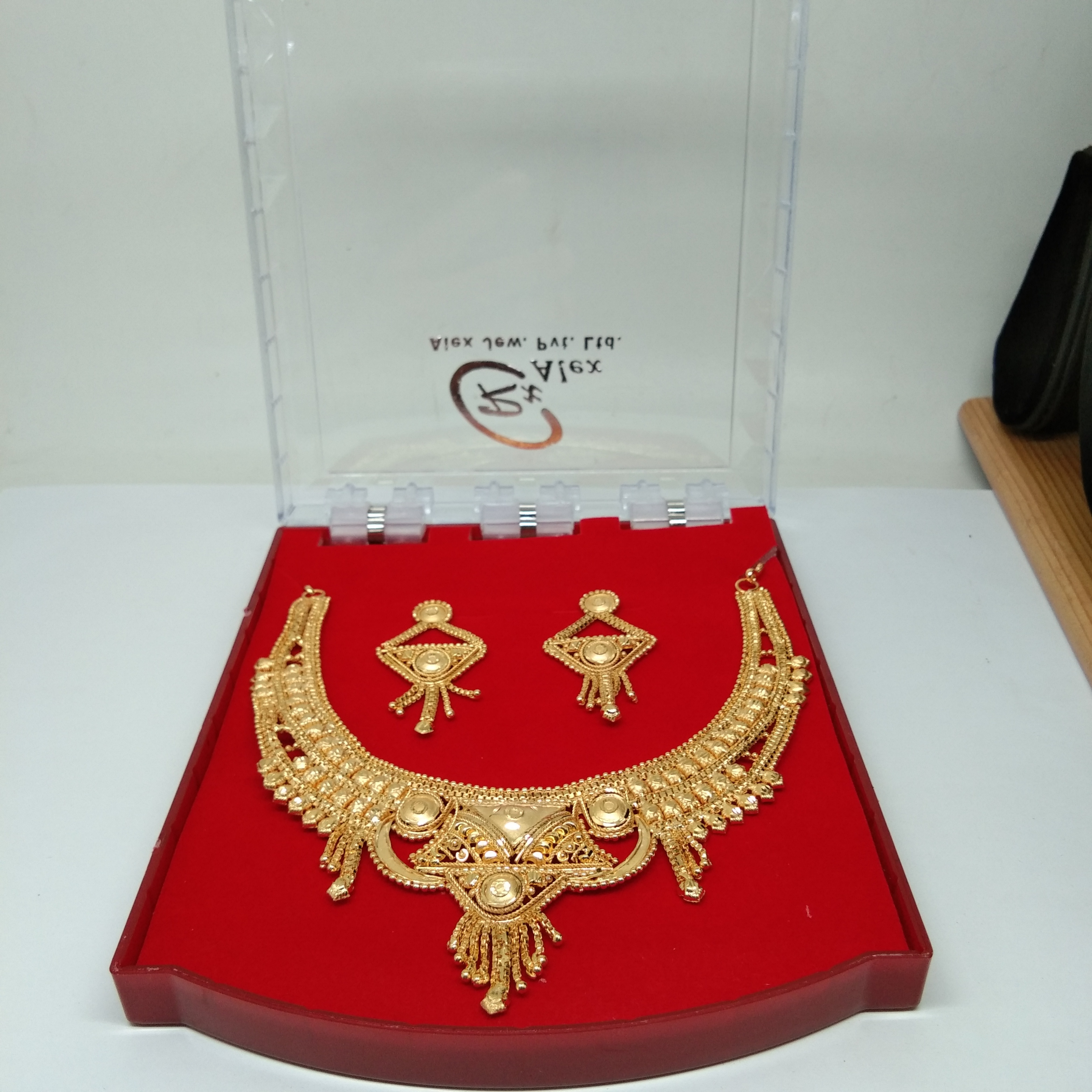Wedding & Party Wear Gold Plated Forming Necklace Set
