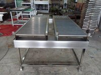 Stainless Steel Roller Table Conveyors Load Capacity: 100 Kg Per Meter  Kilograms (kg)