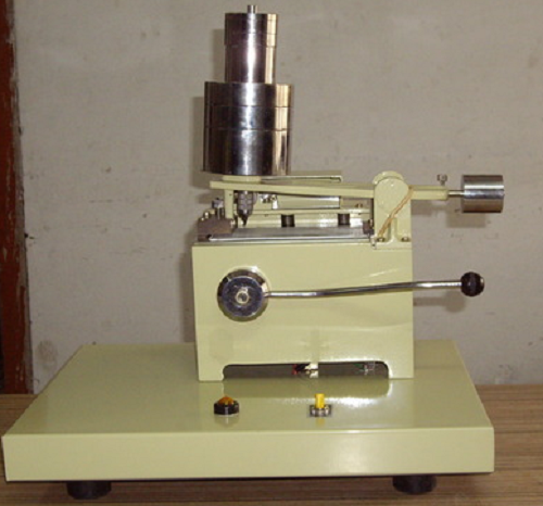 Hand Operated Scratch Tester Usage: This Apparatus Is Used For Penetration Test On A Wide Variety Of Materials Such As Greases