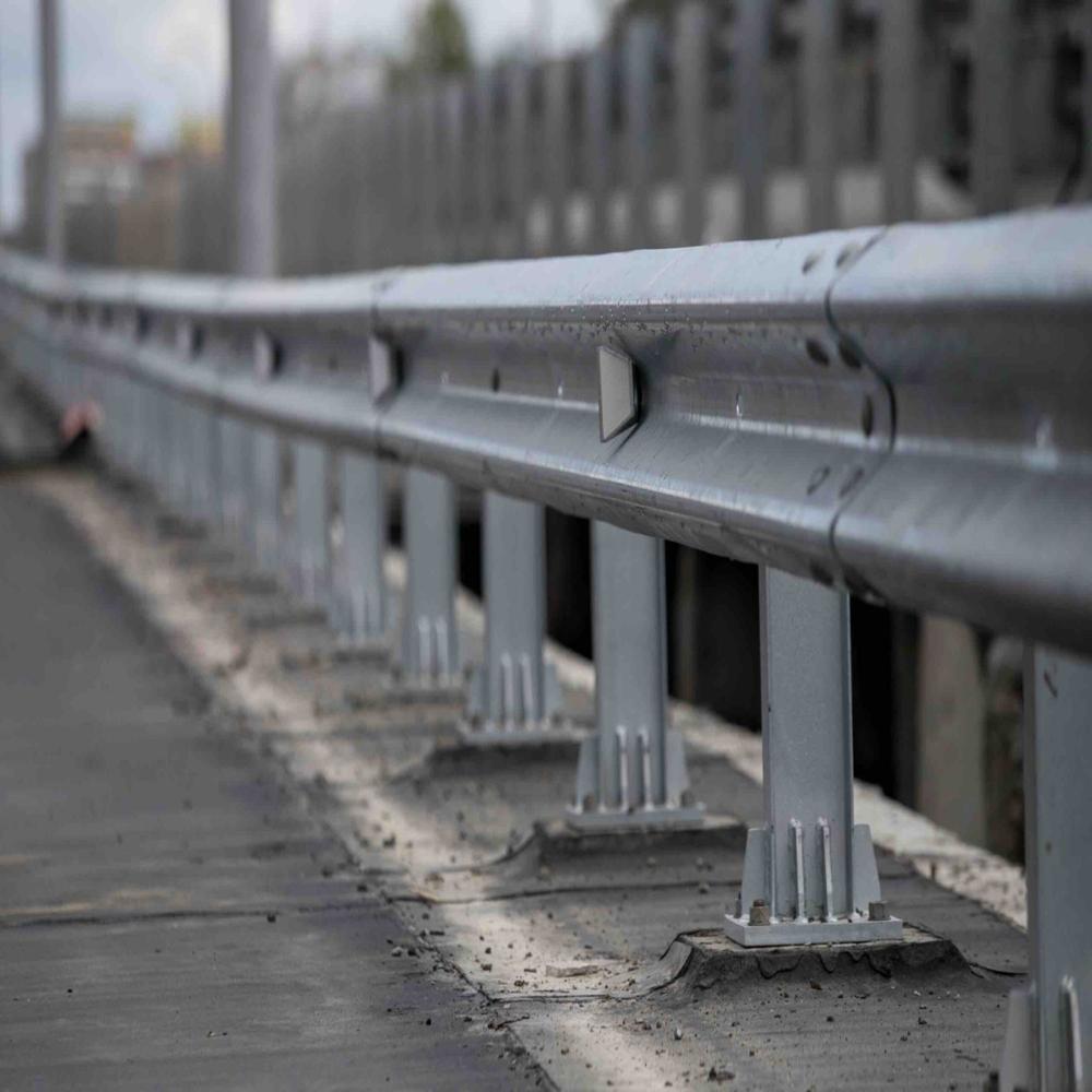 W Beam Crash Barrier - Galvanized Steel, 1-2m Height, 2-5mm Thickness | NCHRP 350 Crash Test Rating, High Corrosion Resistance, Highway Safety