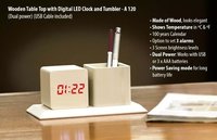 डिजिटल एलईडी घड़ी के साथ लकड़ी का टेबलटॉप