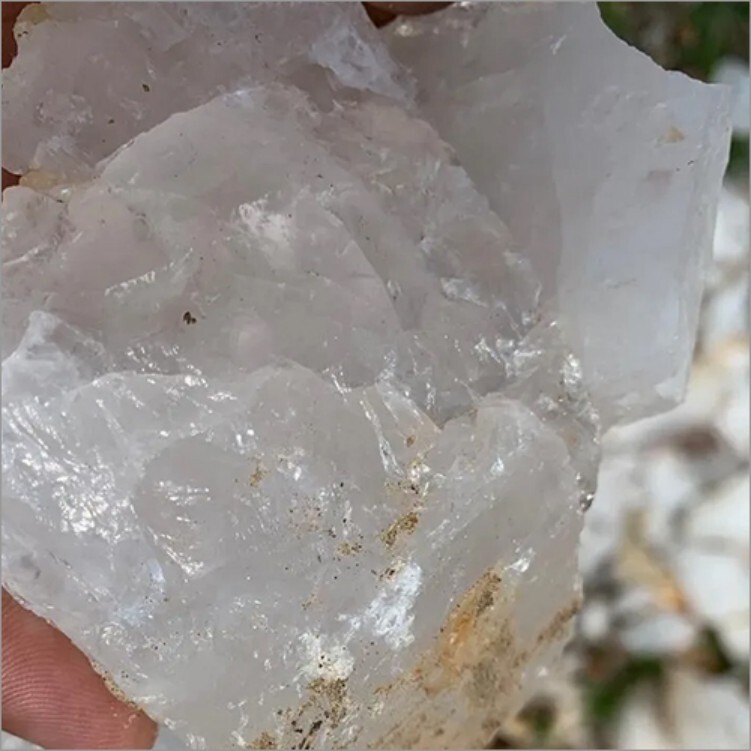 White Glassy Quartz Lumps - Application: Ceramic Industry