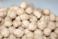 Raw kabuli chickpeas