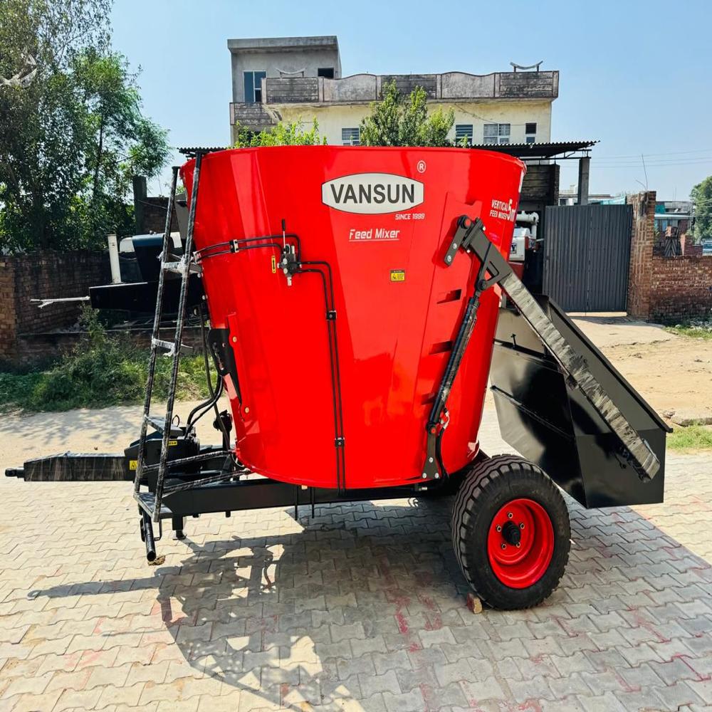 Wagon Driven Feeding Mixer - Color: Red