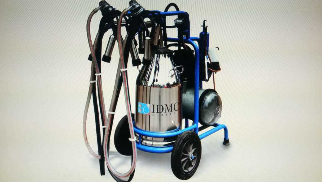 Trolley Mounted Bucket Milking Machine with one Can Cluster Assembly