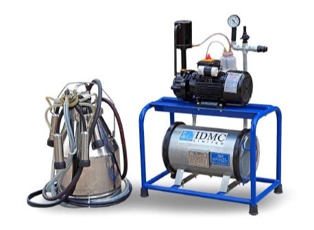 BUCKET MILKING MACHINE WITH SINGLE CAN CLUSTER ASSEMBLY