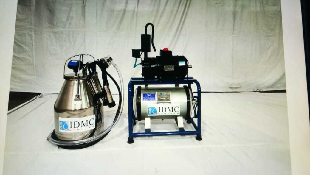 BUCKET MILKING MACHINE WITH SINGLE CAN CLUSTER ASSEMBLY