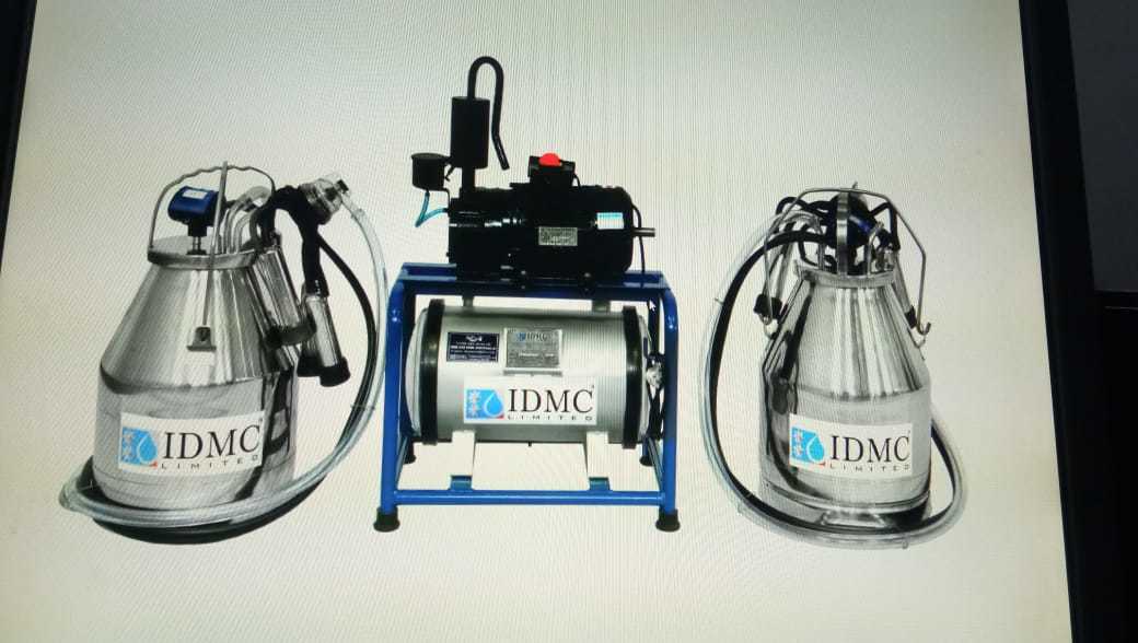 BUCKET MILKING MACHINE WITH TWO CAN CLUSTER ASSEMBLIES