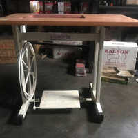 सिलाई मशीन स्टैंड