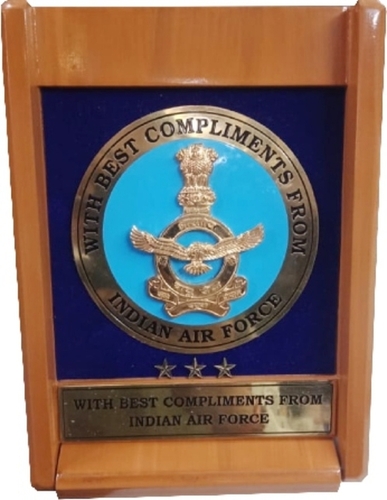 Finely Crafted Attractive Design Polished Plaques And Mementos