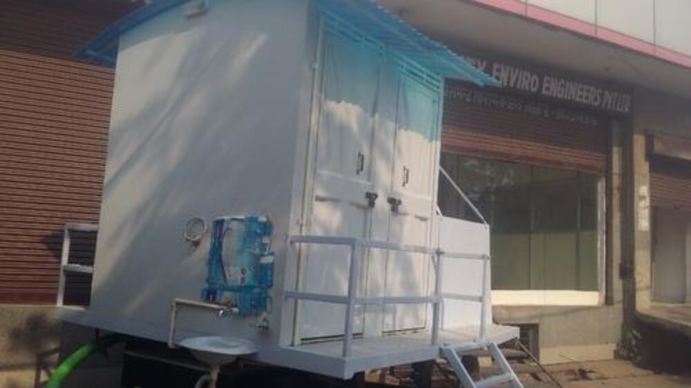 Frp Mobile Toilet 4 Seater - Storage Type: 500 Ltr