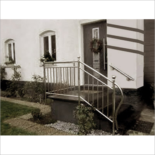 Outdoor Steel Pipe SS Bluster Designer Railing