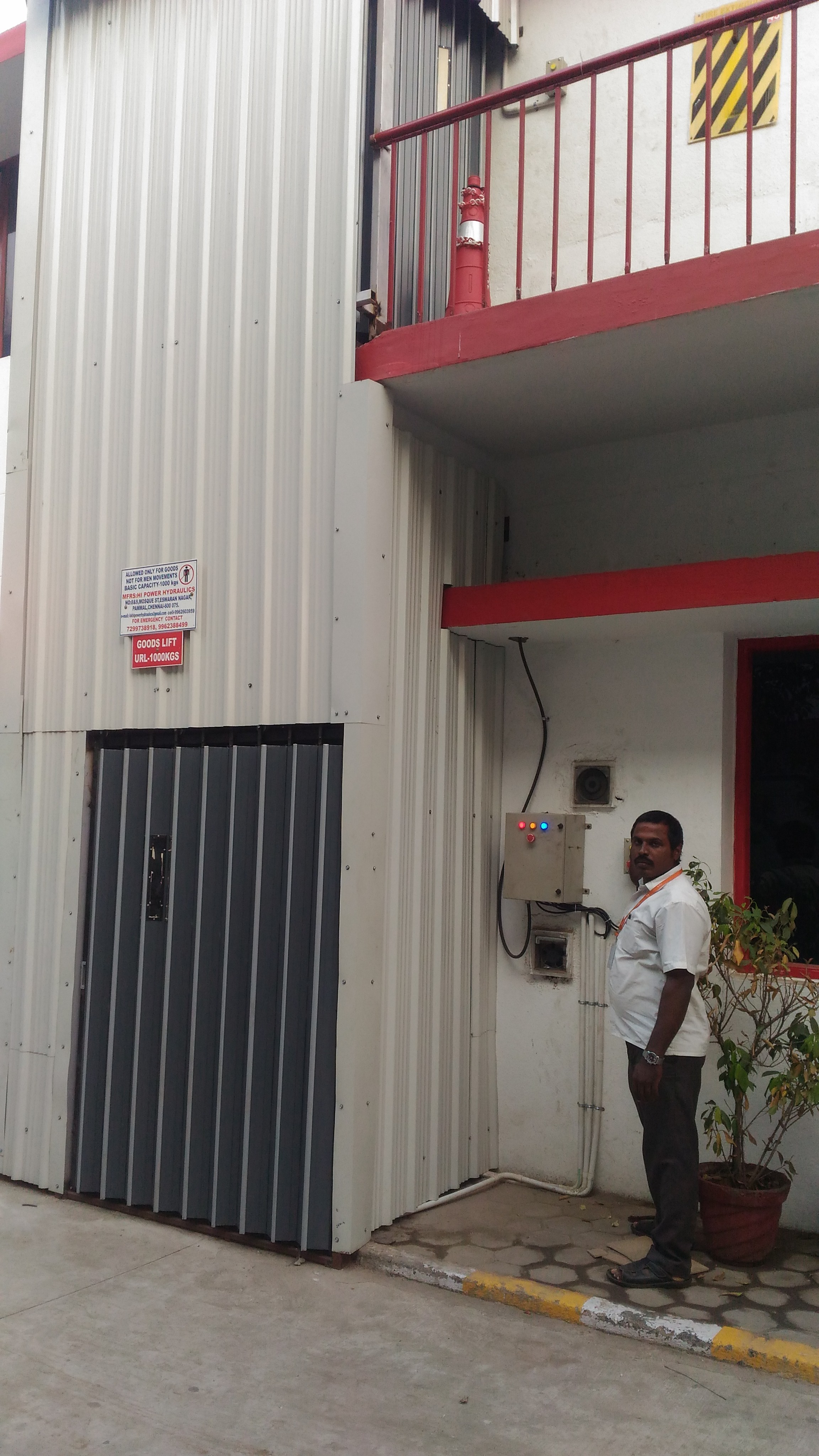 Hyfraulic Goods Lift
