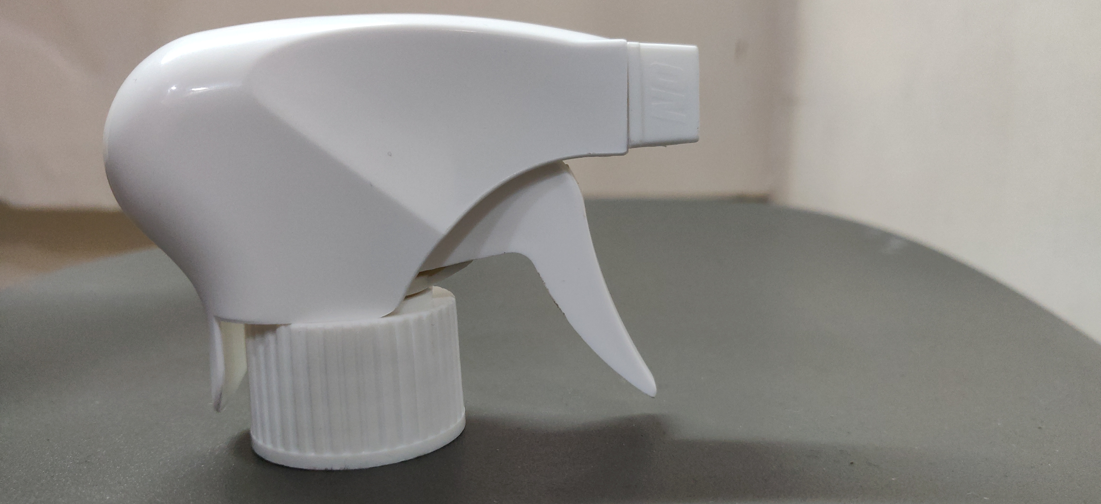 white round trigger spray