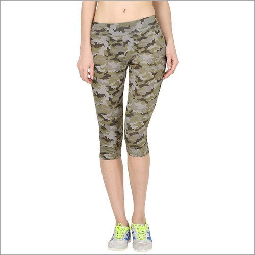 Washable Ladies Military Green And Black Slim Fit Sports Capri