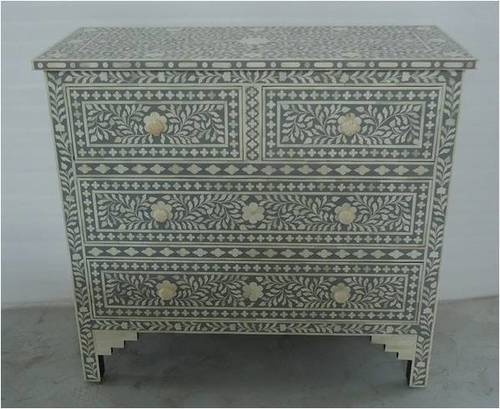 CHEST OF DRAWERS