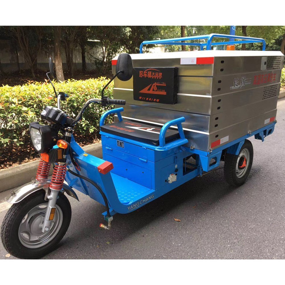 High Pressure Road Washing Car