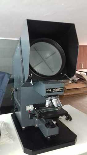 Polarizing projection microscope