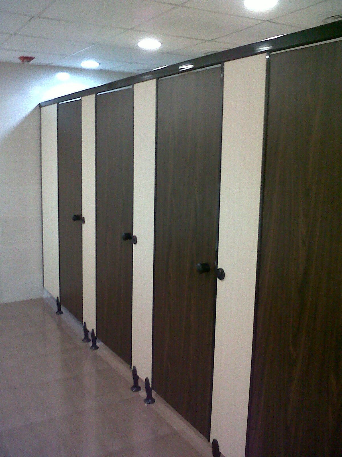 Nylon Classic - Leg Type Toilet Partition