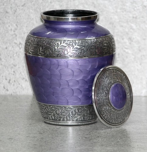 Urna de aluminio de la cremacin con la venda del grabado