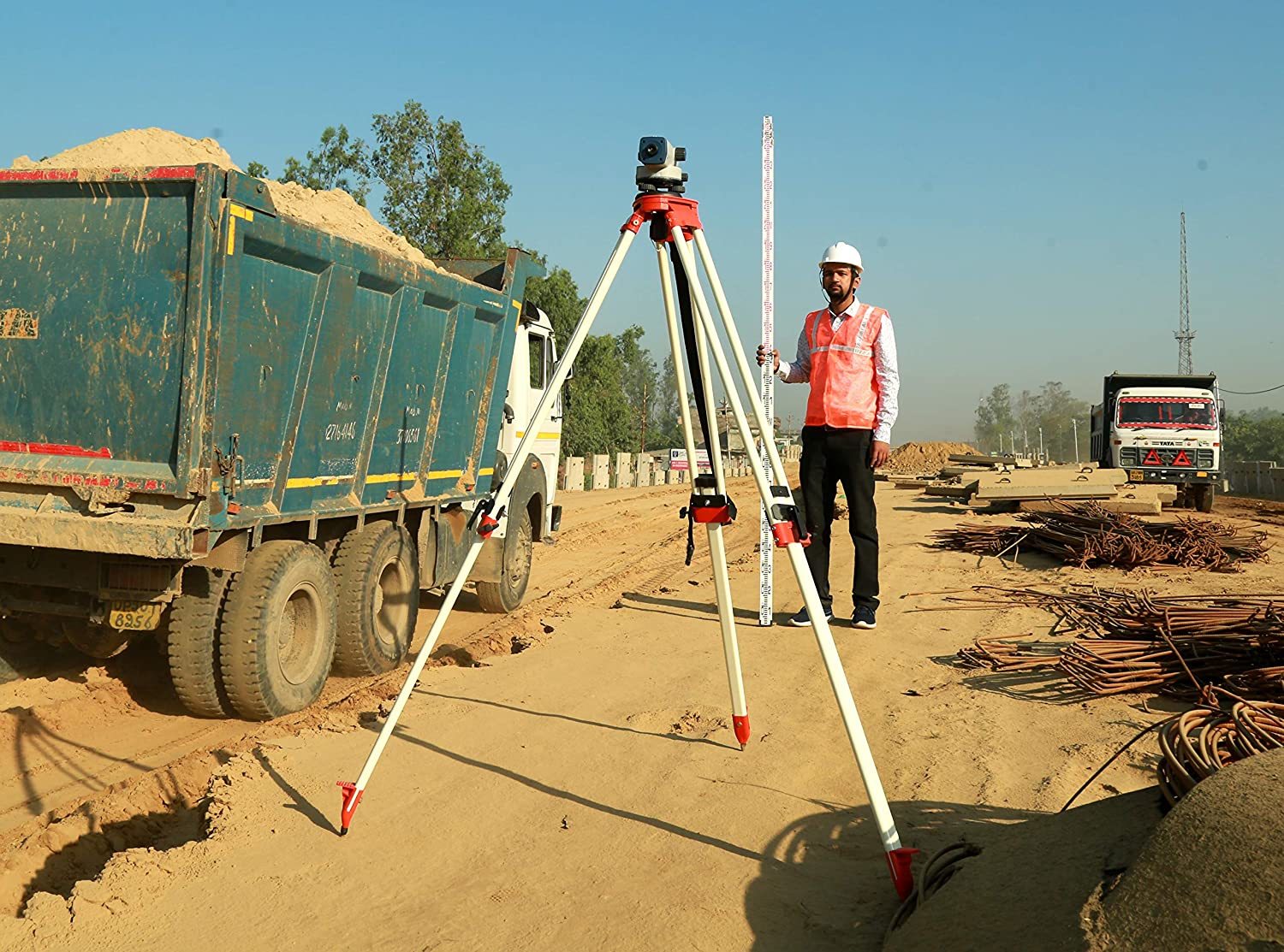 Auto Level With Staff Tripod