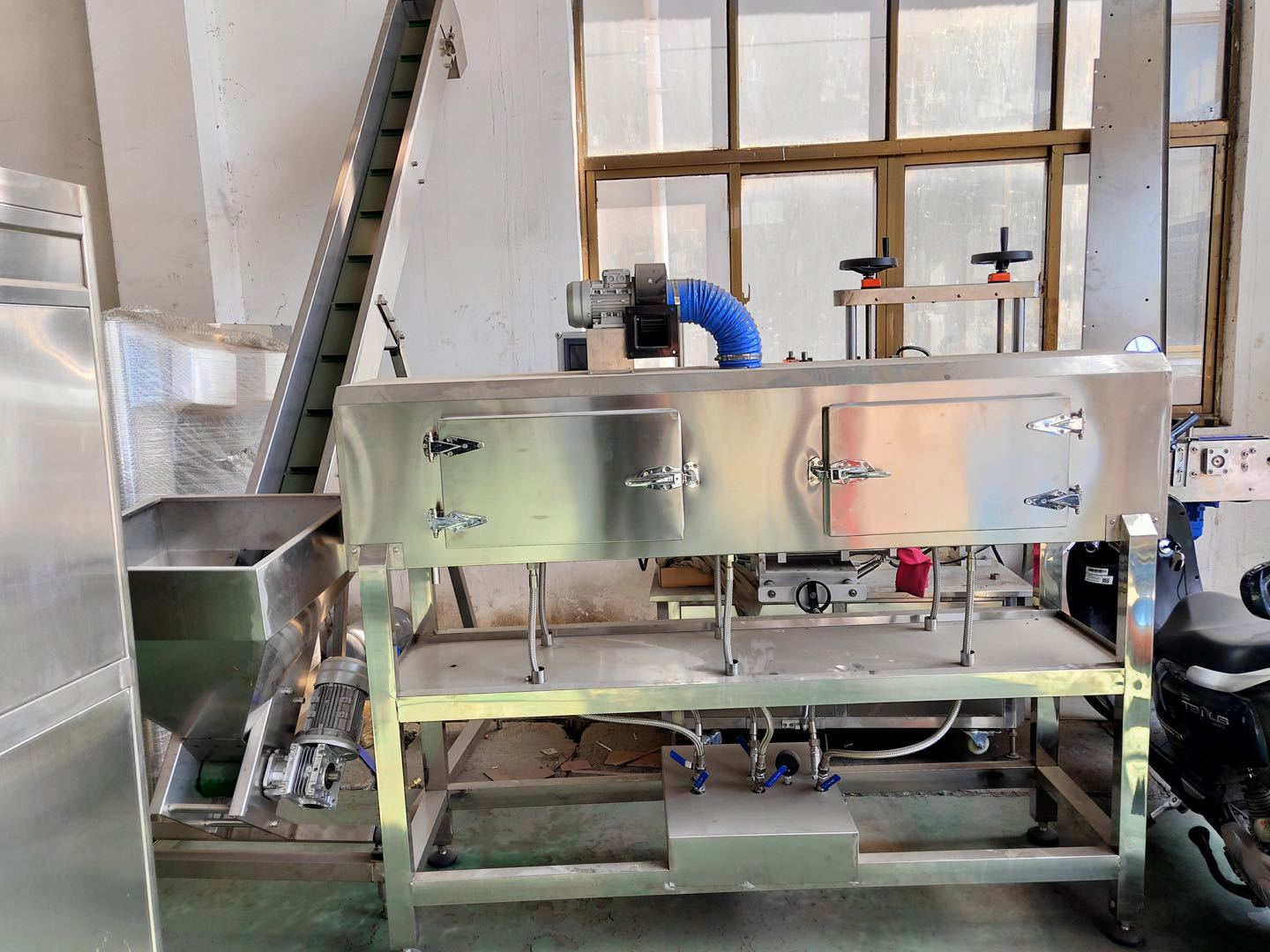 Sleeving and shrinking labeling machine