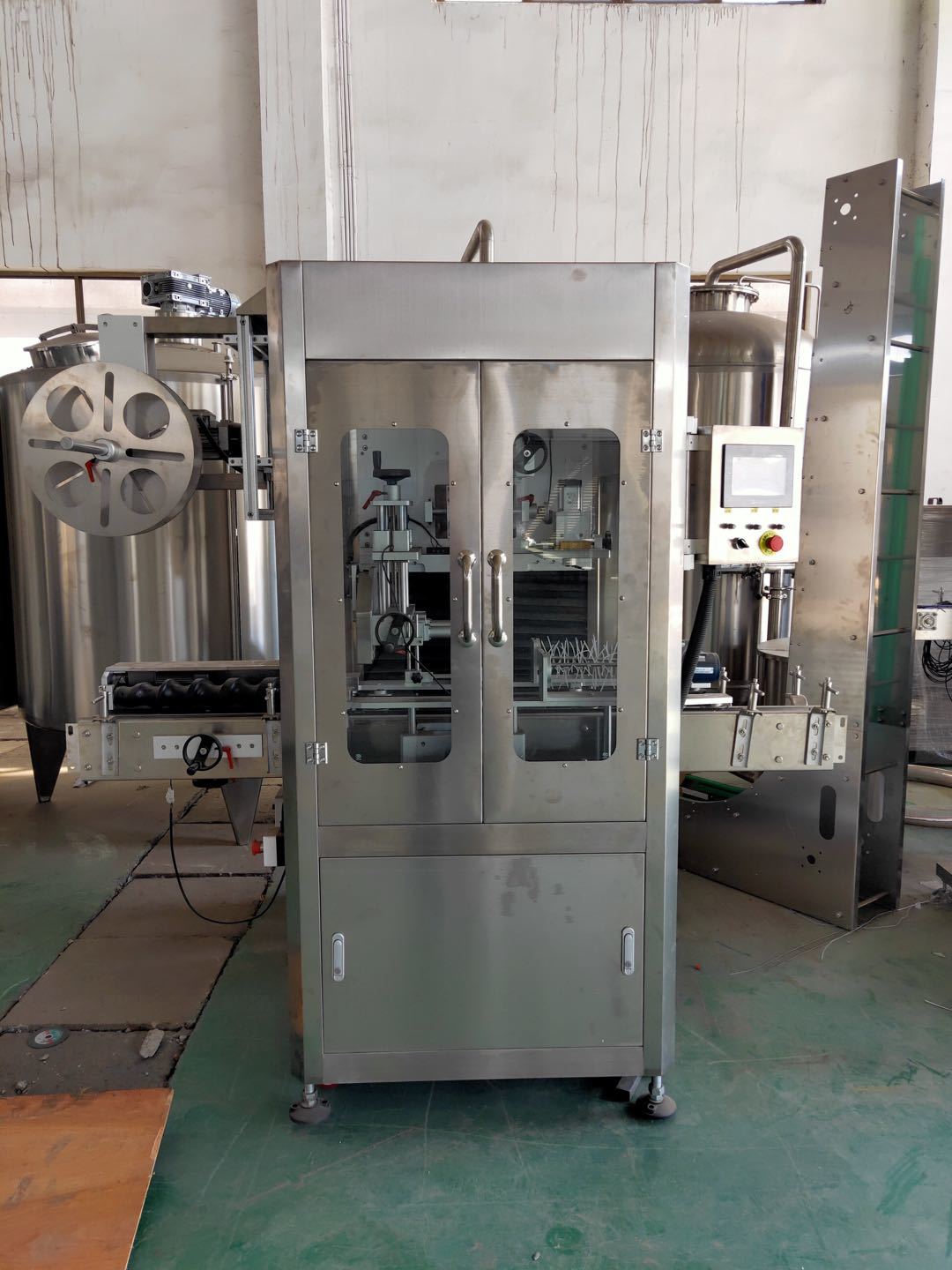 Sleeving and shrinking labeling machine