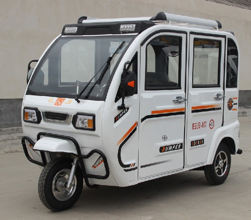 Closed passenger tricycle