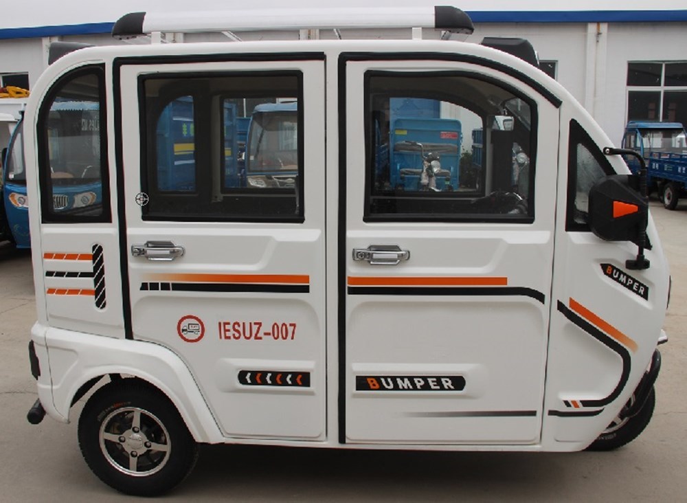 Closed passenger tricycle