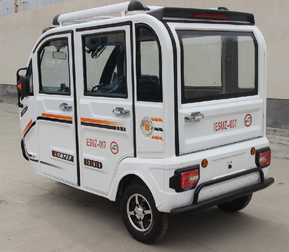 Closed passenger tricycle