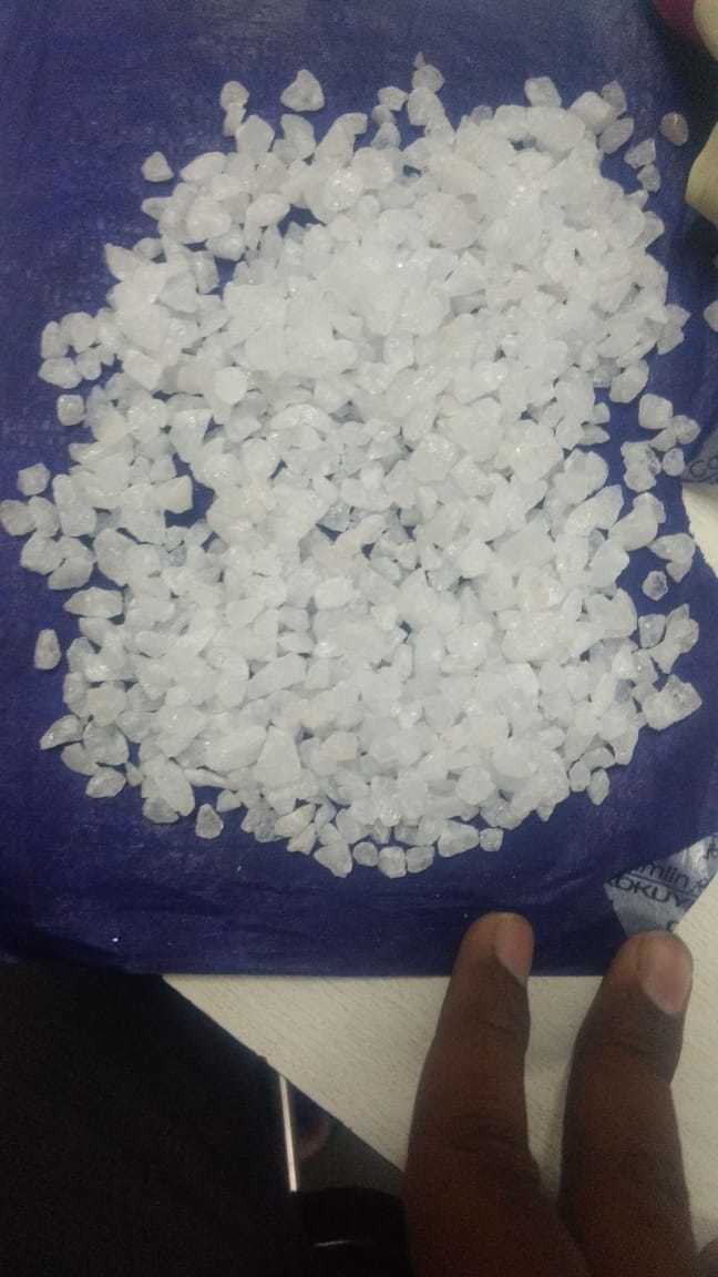 Supper white different size crushed granular quartz chips and sand for commertial use