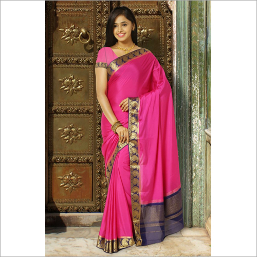 अलग-अलग रंगों में उपलब्ध लेडीज़ क्रेप साड़ी