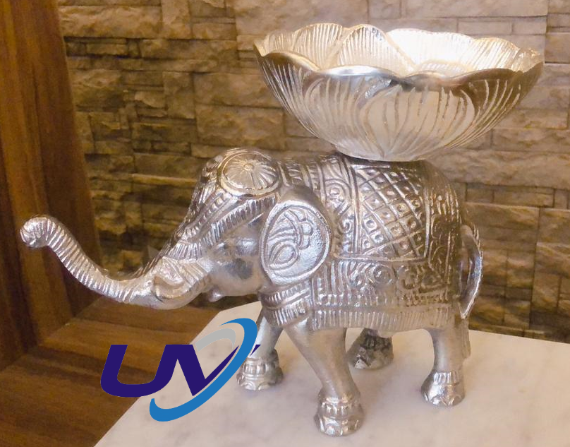 Engraved decorative elephants made in metal with carved bowls