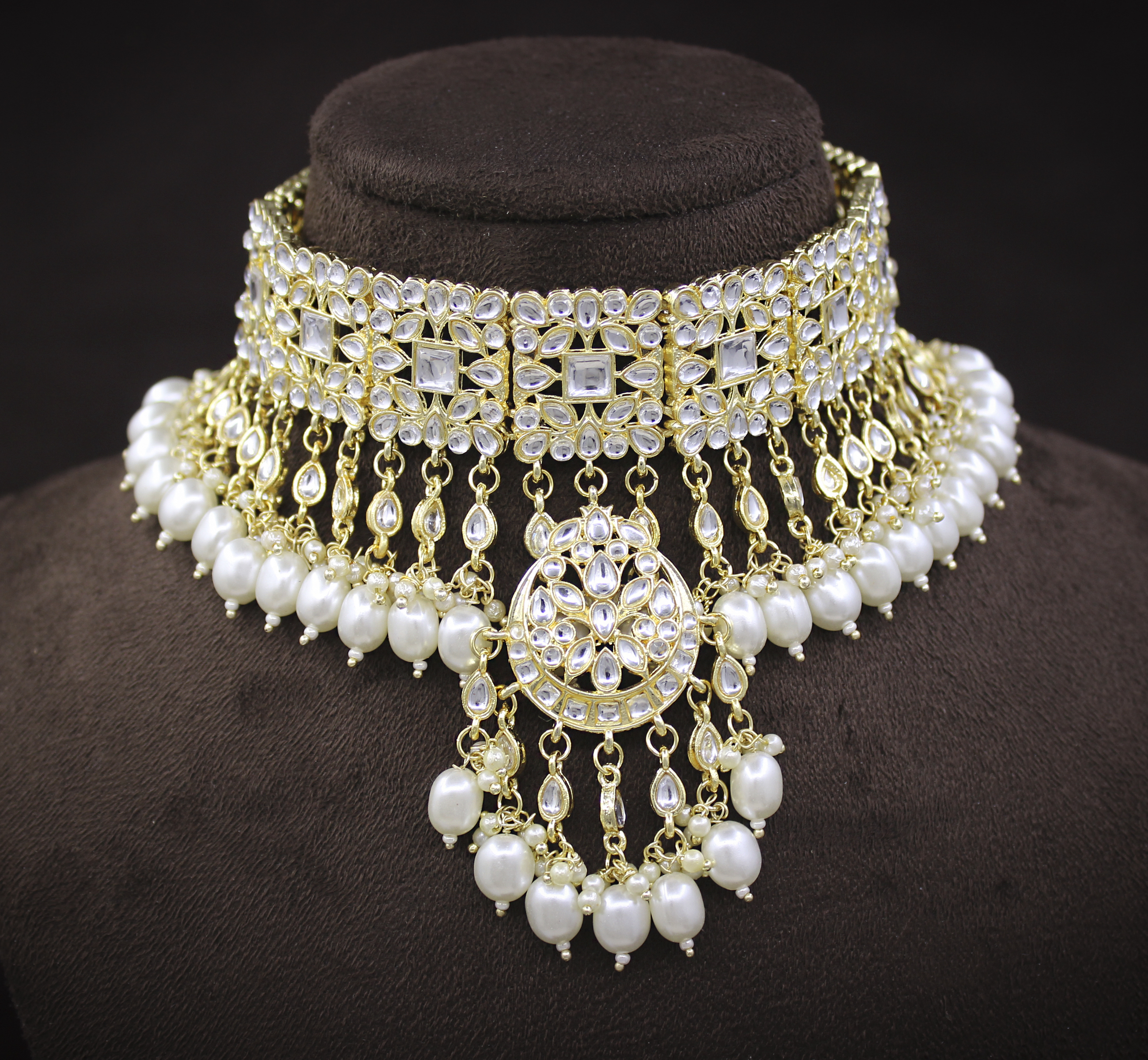 Trendy Kundan White Color Choker Necklace And Earring Jewellery Set