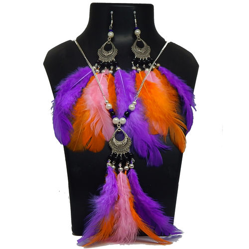 Metal Chain and fancy Feathers Necklace