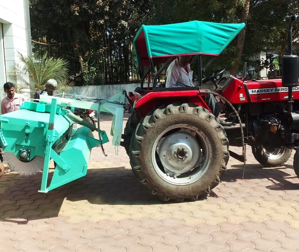 Road Broomer With Water Spray